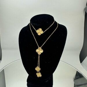 Elegant Van cleef Gold Floral Necklace 18 k weight 12 g